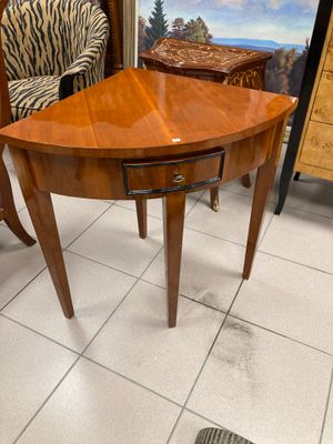 une petite table avec, à côté, une chaise à motif zébré