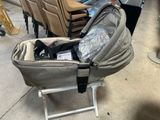 une poussette posée par terre