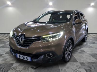 vue de face d'une voiture marron garée sur un sol à damier