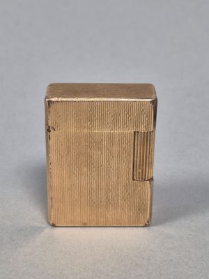 DUPONT Briquet en métal doré à décors guillochés.