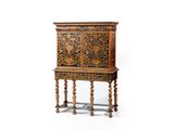 une photo d'un meuble en bois orné de sculptures