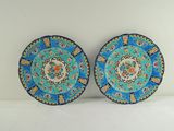 lot de deux assiettes décoratives bleues et jaunes ornées de motifs floraux