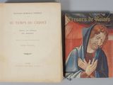 un vieux livre posé sur une table, à côté d'un livre fermé