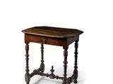 une vieille table en bois avec un plateau en bois et des pieds tournés