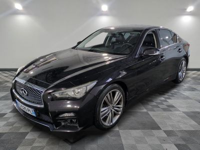 une photo d'une Infiniti noire sur un sol à damier