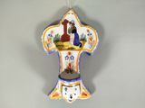 une horloge décorative accrochée au mur, sur laquelle figurent un homme et une femme
