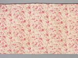 un gros plan sur un sac à imprimé floral rouge et blanc