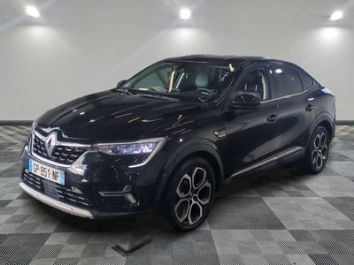 le 4x4 noir est garé sur le sol en damier d'un garage