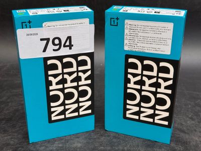 deux boîtes bleues portant des inscriptions en noir et blanc, posées sur une table