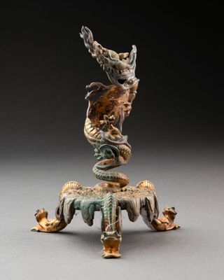 L'ESCALIER DE CRISTAL. MONTURE tripode figurant un dragon en…