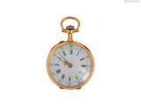 une montre de poche en or avec des chiffres romains sur le cadran