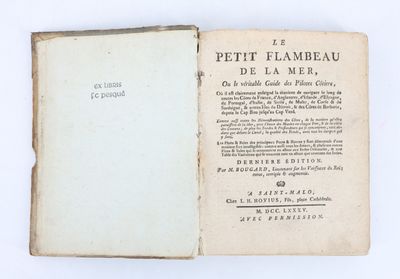 un vieux livre ouvert, dévoilant une page de texte sur fond blanc