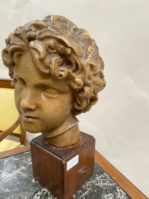 Un BUSTE en résine représentant un visage d'ange H 27 et tot…