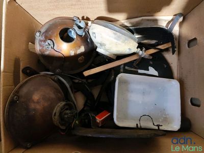une boîte en carton remplie d'objets divers, comme un masque de plongée et d'autres objets