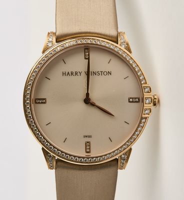 La montre est en or et son cadran est serti de diamants.