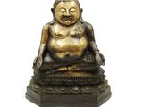 statue d'un Bouddha souriant, assis sur un socle, sur fond blanc