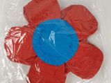 un gâteau en forme de fleur rouge et bleue dans un sac en plastique