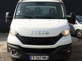 une camionnette blanche garée devant un bâtiment