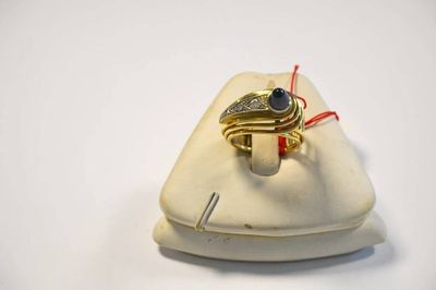 une bague en or sertie d'une pierre bleue