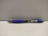 un stylo bleu posé sur une table blanche