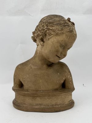 statue représentant un jeune garçon tenant un bol d'eau