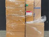 une pile de boîtes sur une palette dans un entrepôt