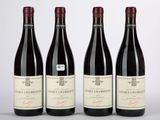 trois bouteilles de vin rouge sont alignées sur une table