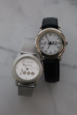 deux montres posées sur une surface en marbre