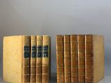 trois livres sont empilés sur une table