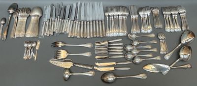 un grand nombre de cuillères et de fourchettes en argent disposées sur une table