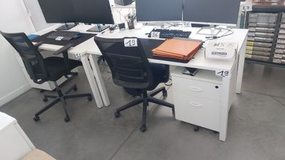 un bureau sur lequel se trouvent deux écrans d'ordinateur et un ordinateur portable