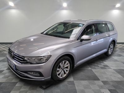 La Volkswagen Passat est garée dans une salle blanche au sol carrelé.