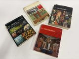 plusieurs livres sur une table blanche avec un fond blanc