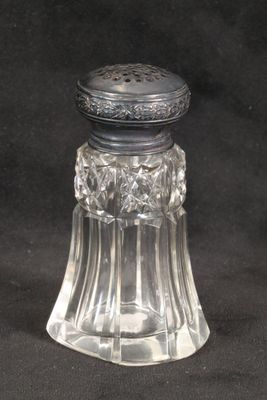 un ensemble de sel et de poivre en verre sur fond noir