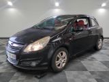 la photo d'une voiture noire garée dans un garage