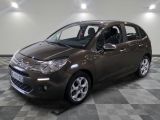 la petite voiture est garée dans le garage sur le sol en damier