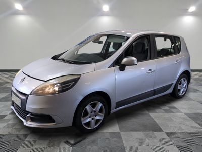 la photo d'une voiture argentée garée dans un garage
