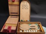 une boîte en bois contenant un kit de ping-pong