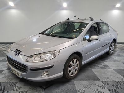 la photo d'une voiture argentée garée dans un garage