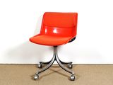une chaise rouge posée sur une autre chaise