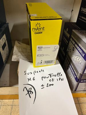 un panneau posé par terre devant un tas de cartons