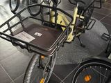 de nombreux vélos garés dans un magasin