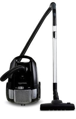 L'aspirateur noir et argent est à côté de l'aspirateur noir et argent
