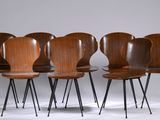 quatre chaises en bois aux pieds noirs, sur fond blanc