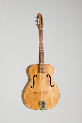une image représentant une guitare accrochée à un mur