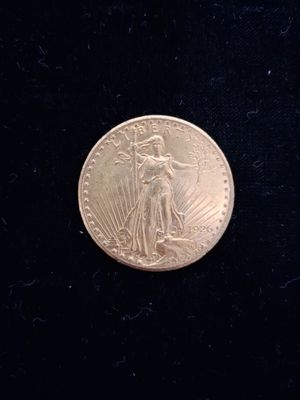 gros plan d'une pièce de monnaie sur une surface noire