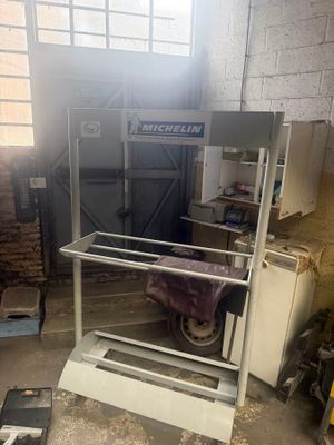 une photo d'une machine dans un entrepôt rempli de bric-à-brac