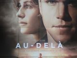 une image représentant une affiche de film sur laquelle figurent un homme et une femme debout face à un coucher de soleil