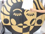 une femme qui tient un morceau de papier devant le soleil