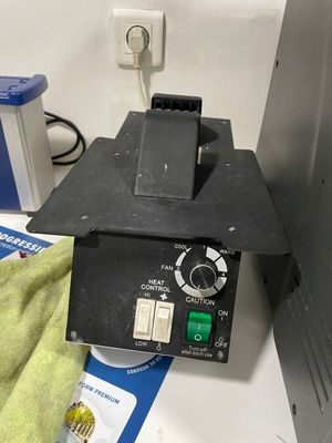 une machine posée sur un comptoir